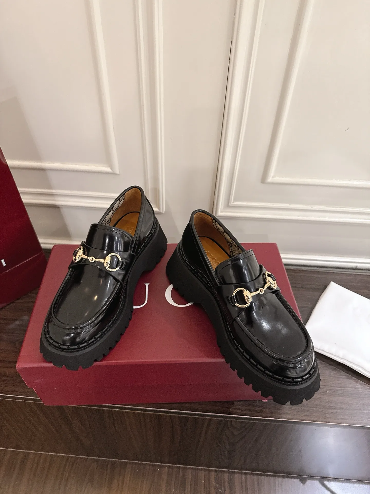 👟👟Ex-factory price 560👟👟 Gucci loafers with horsebit groove soles. As a tribute to the brand's equestrian roots, the horsebit has gone through years of baptism, integrating its rich historical heritage and modern fashion into one. Cowhide surface, sole thickness 5cm, size: 35-42# 39-46#